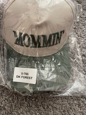 'Mommin'' Embroidered Two-Tone Baseball Cap - Beige & Dark Forest Green